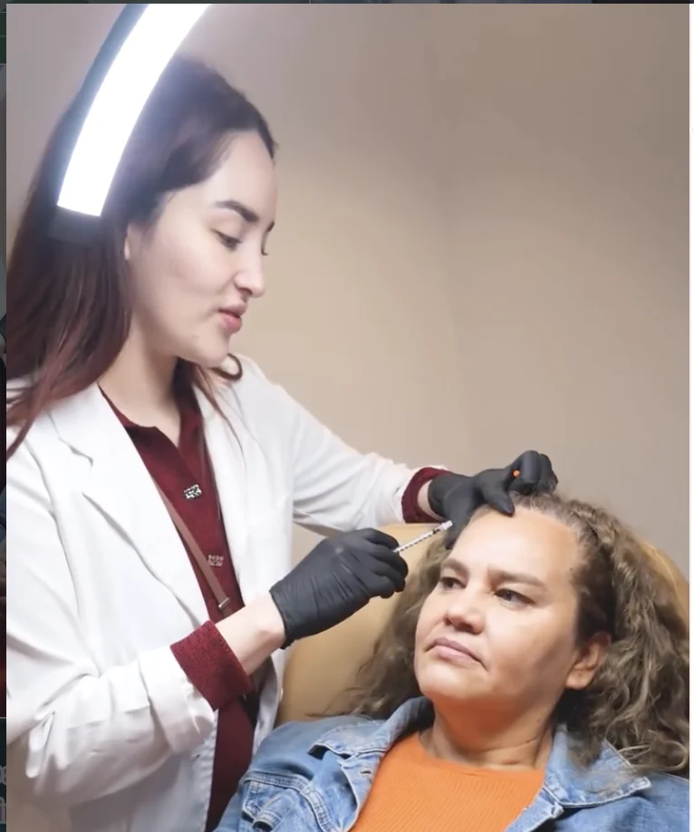 Dra. Cesia Cifuentes aplicando inyectables